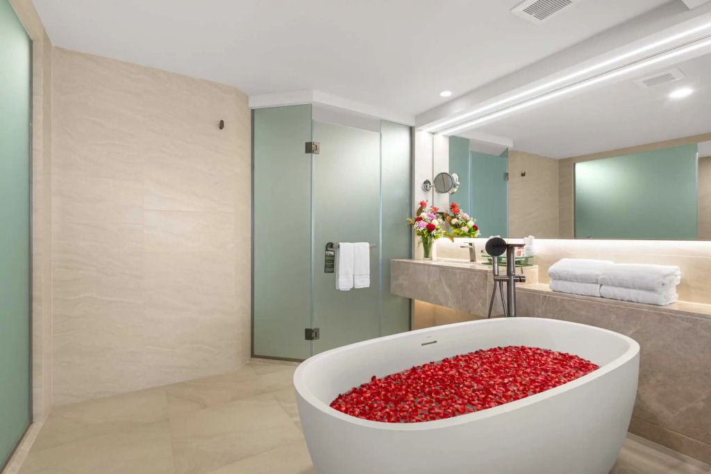 Двухместный полулюкс c 1 комнатой двуспальная кровать в Royal Cliff Beach Hotel Pattaya
