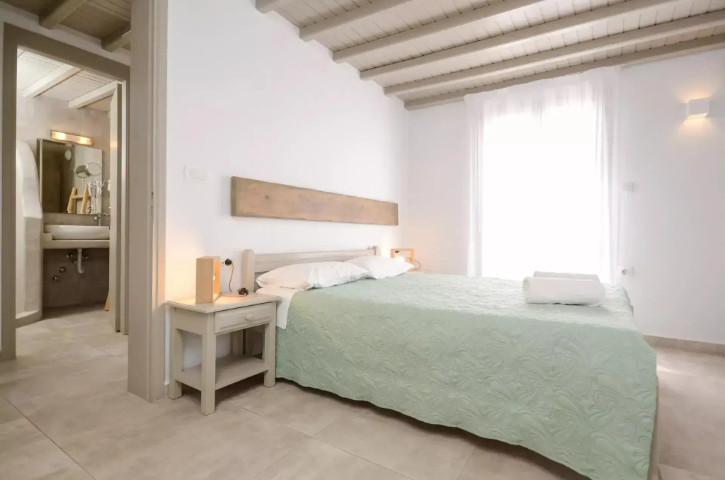 With Jacuzzi Double Suite with sea view (full double bed)