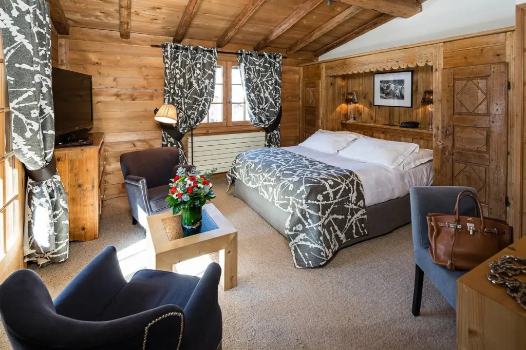 Classic Double room with balcony (full double bed)