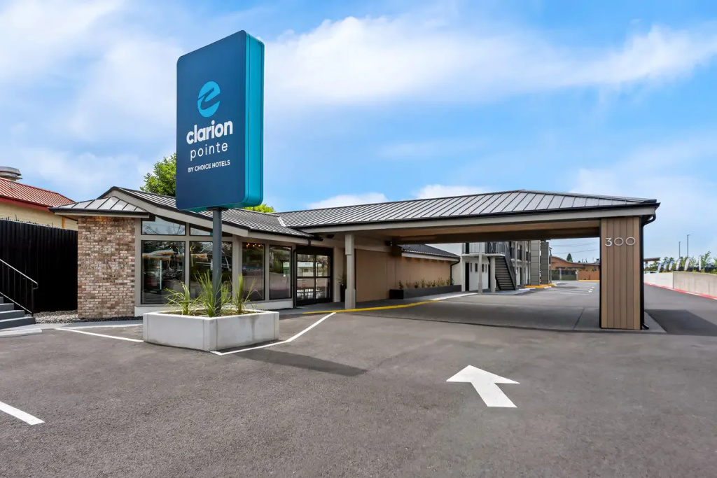 Clarion Pointe Hotel