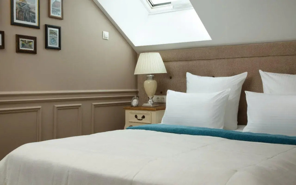 舒適閣樓雙人房，配有雙人床。