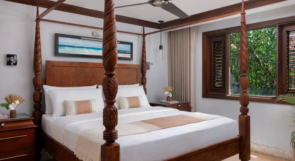 1 Bedroom Swim Up Double Butler Suite (full double bed)