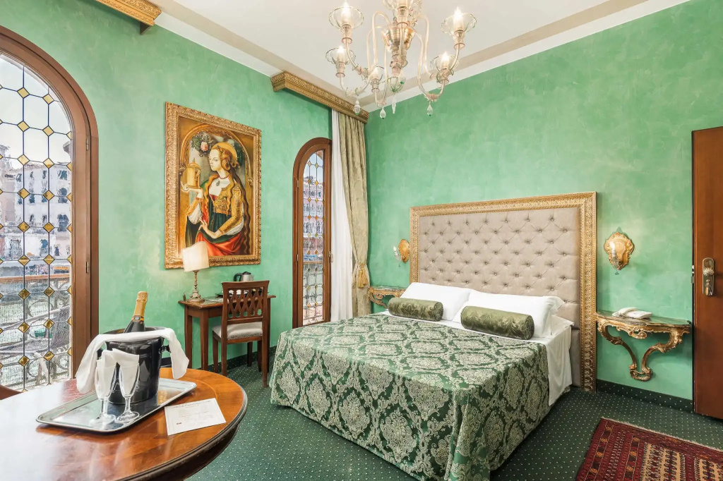 Luxury Double room view on the Canal Grande (full double bed)