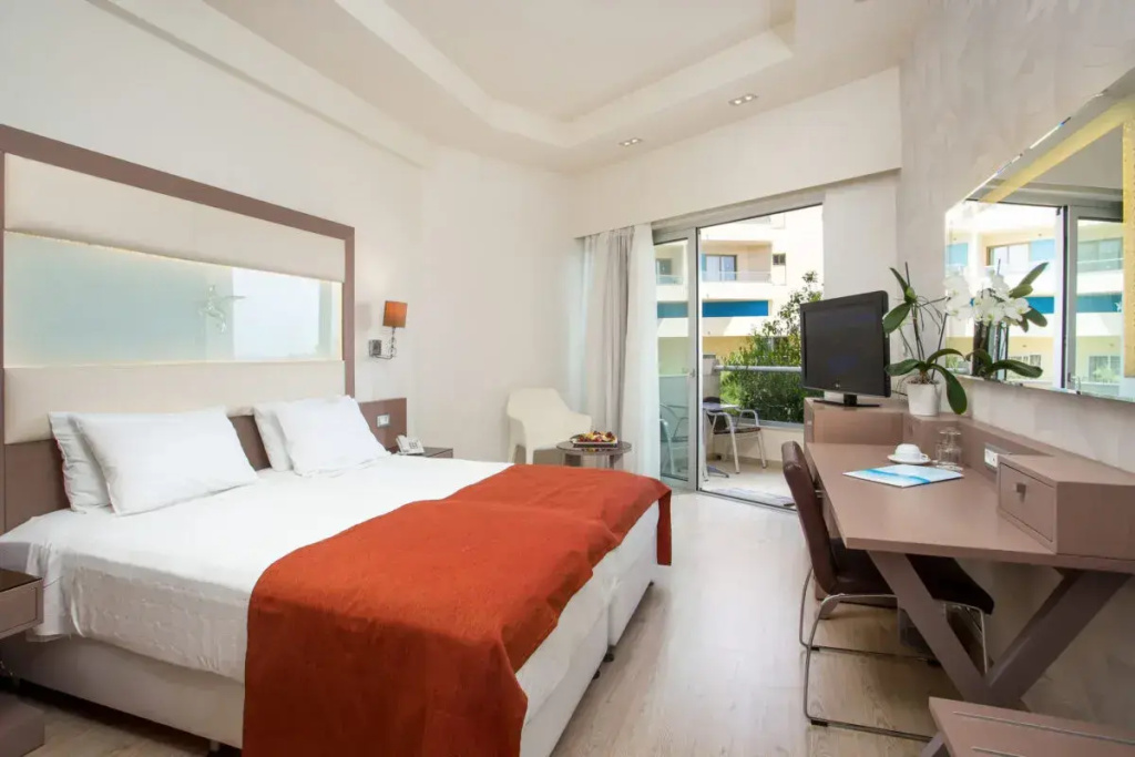 Superior Double room with land view (full double bed)