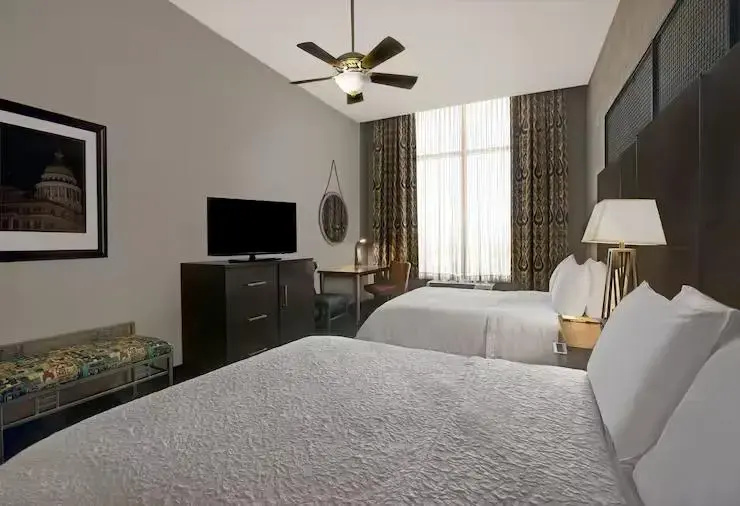 Hampton Inn & Suites Austin @ The University / Capitol Room Type - 1KG MOB HEAR ACC RI-SHW NS