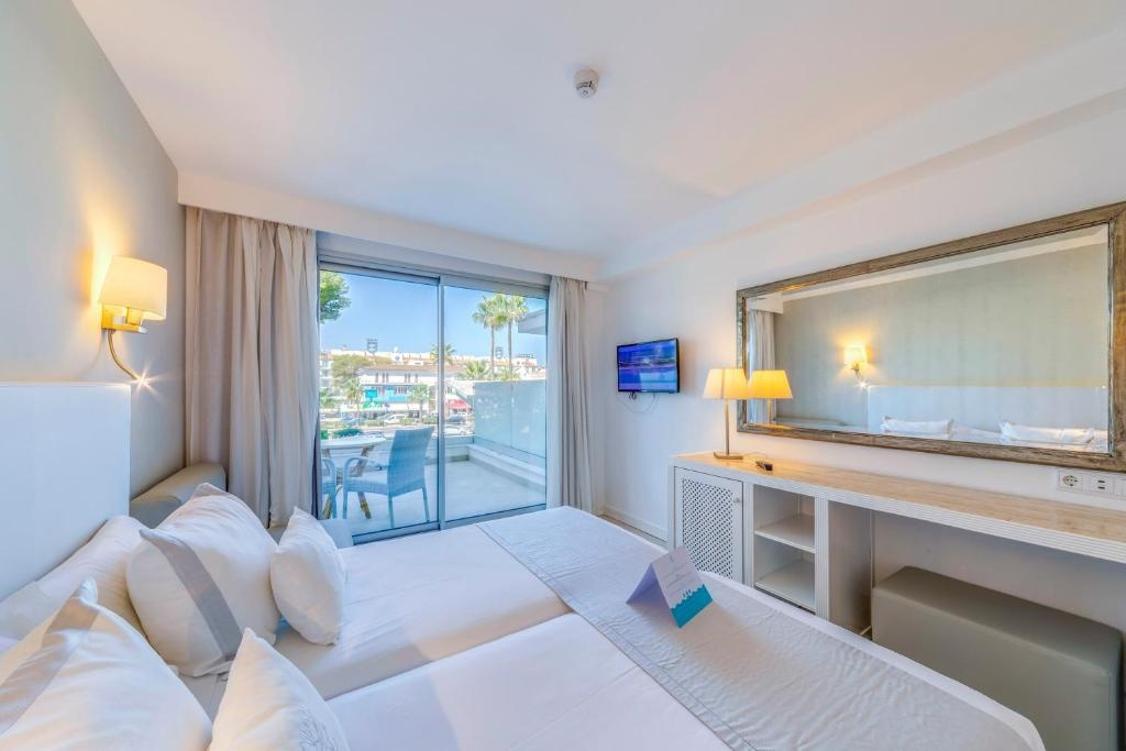 Standard Double room with partial sea view (twin beds)