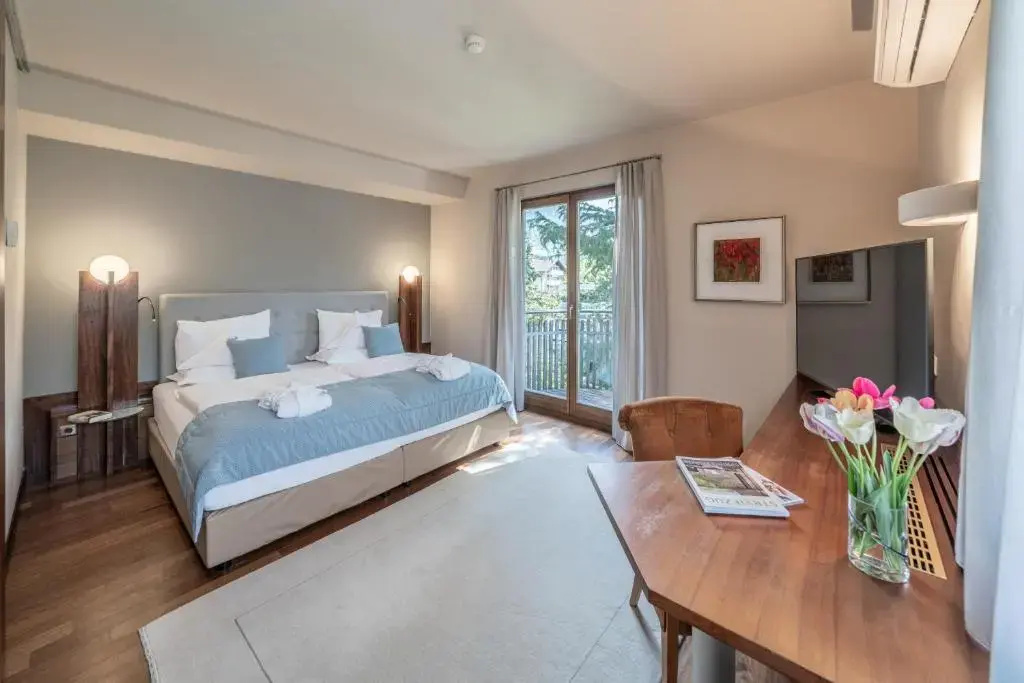 Double Designer Suite with balcony (full double bed)