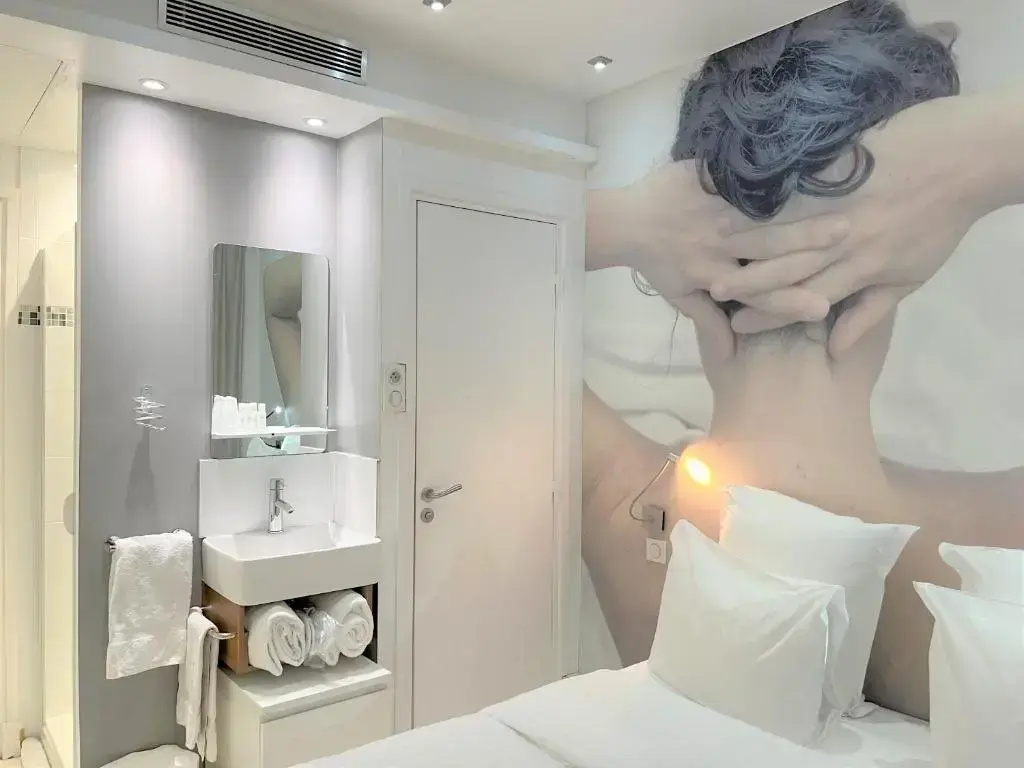 White Double room (full double bed)