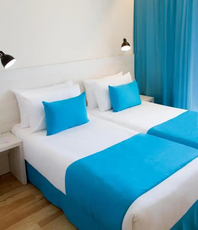 Double room with balcony and with pool view (twin beds)