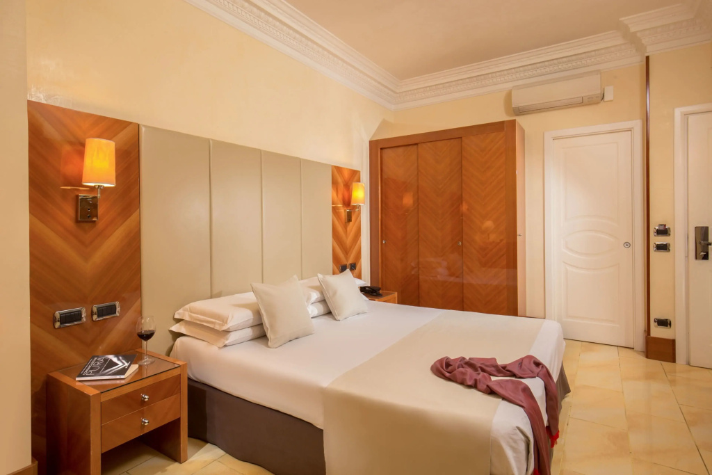 Small Double room (full double bed)