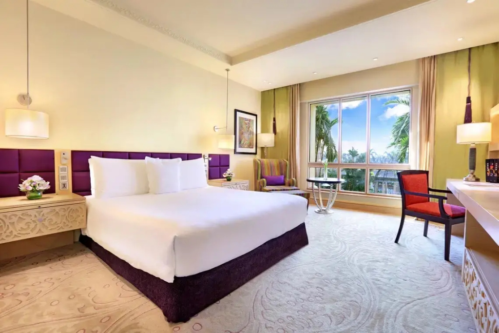 Executive Double Club room with city view (full double bed) (king size bed, pool access)