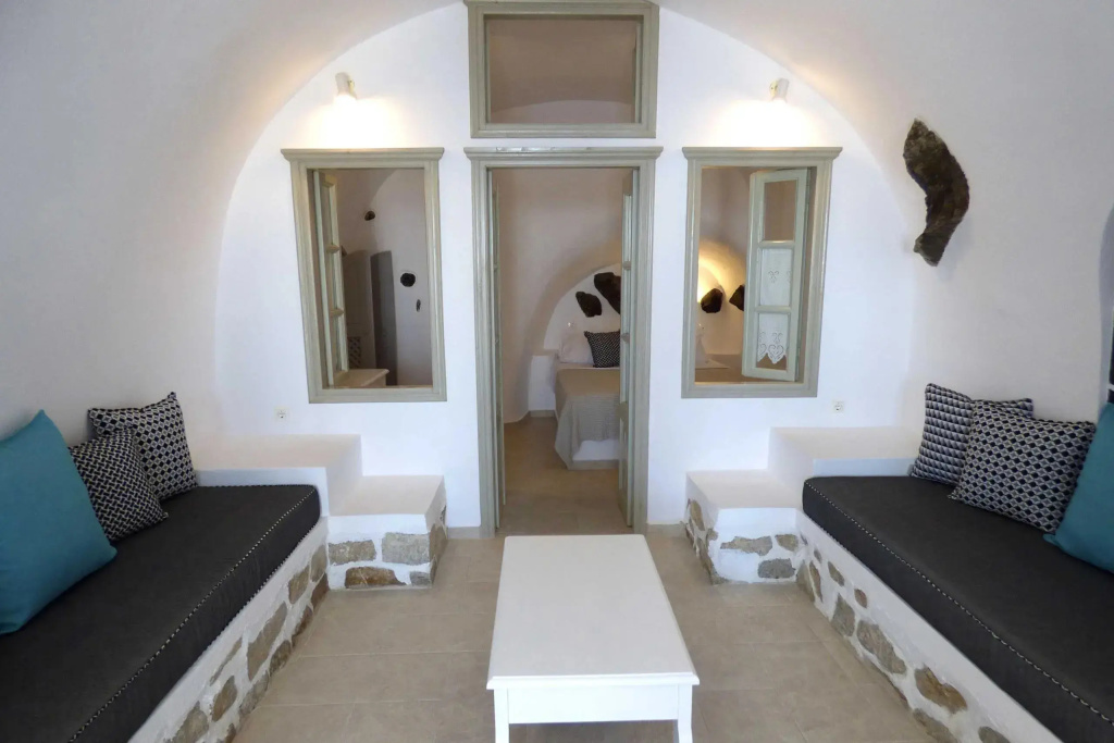 Cave Double Suite with Outdoor Jacuzzi with view (full double bed)