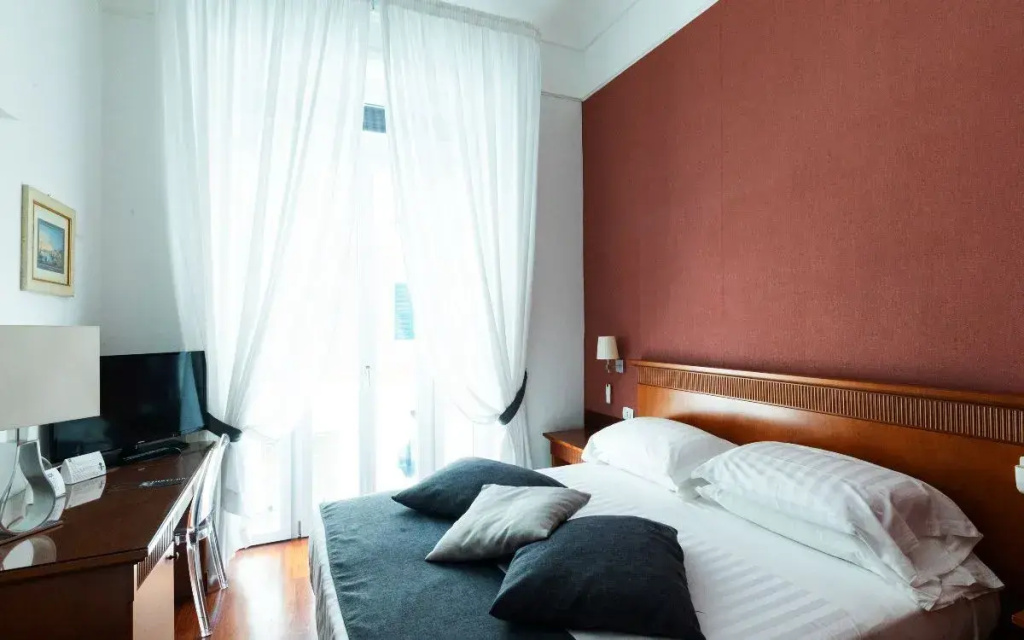 Executive Double room with side sea view (full double bed)