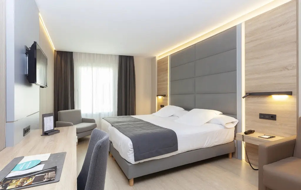 Deluxe Double room (full double bed)