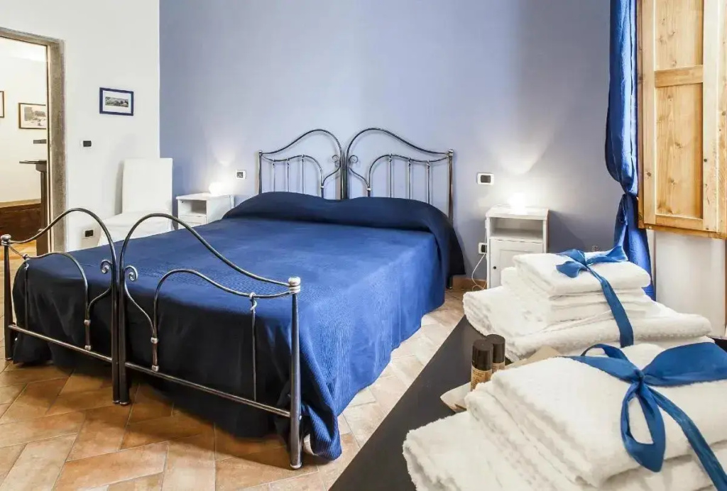 Periwinkle Double room (full double bed)