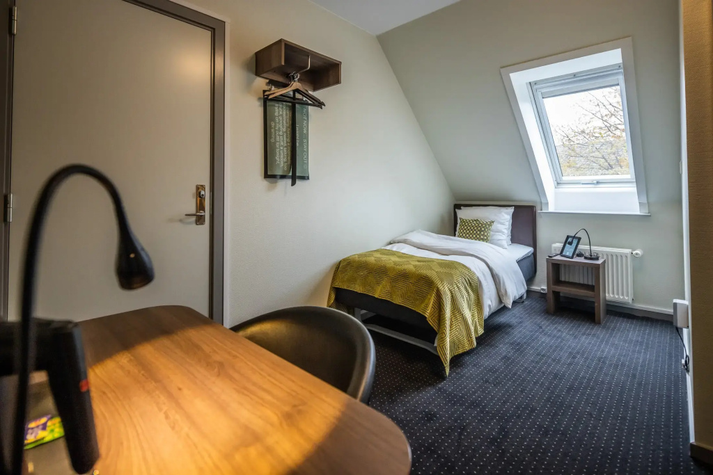 Petite Courtyard room