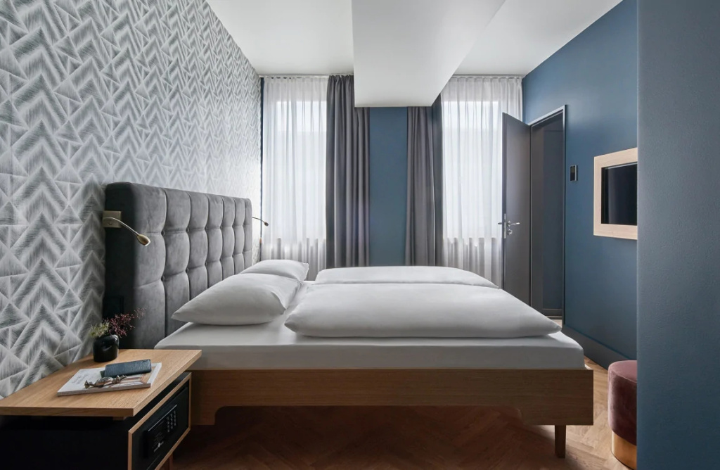 Roomy Double room (full double bed)