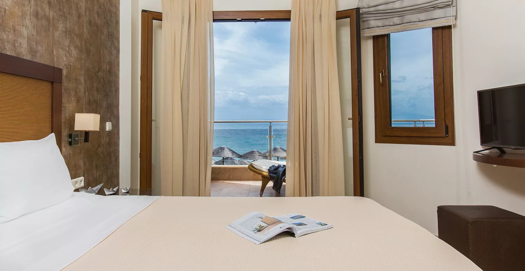 Olympia Double Suite beachfront (full double bed)