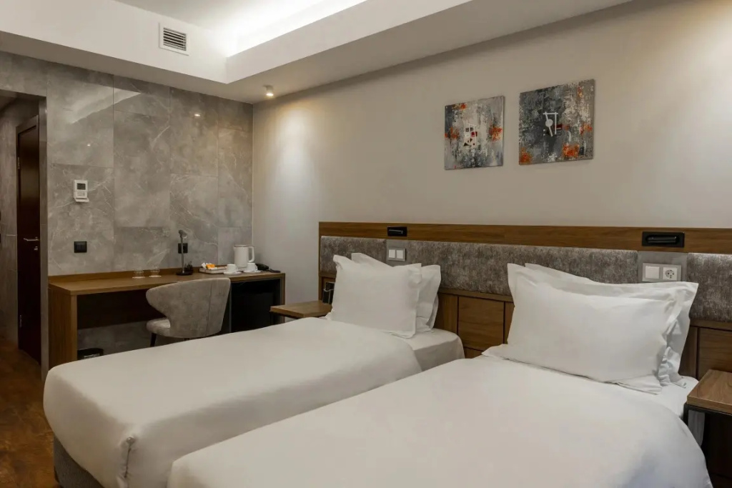 Nuur Hotel Room Type - Standard Double room full double bed