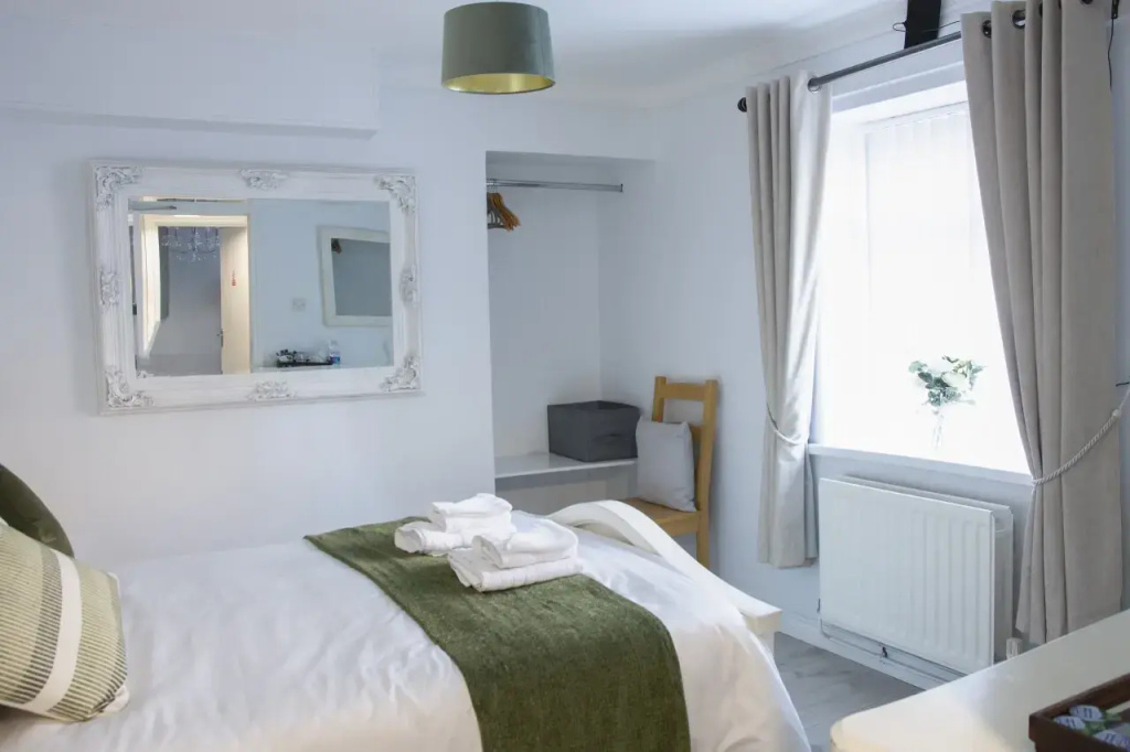 Double room (full double bed)