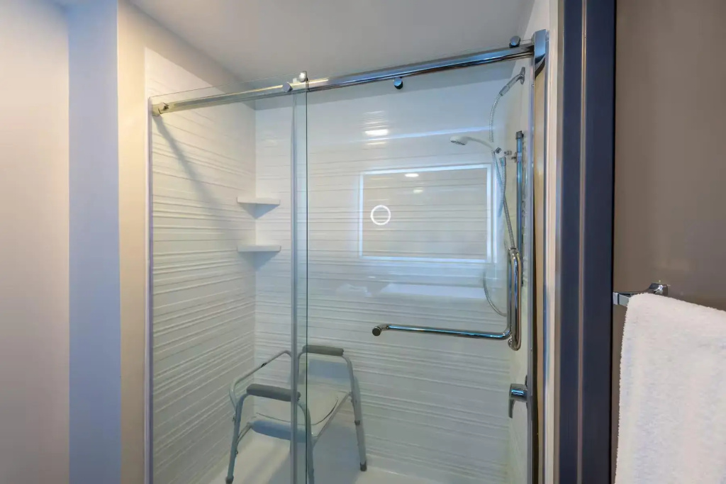 Accessible Double room with lake view (full double bed)