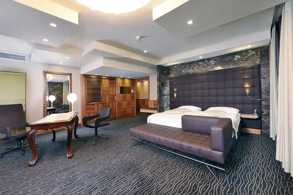 Senior Double Suite (full double bed)