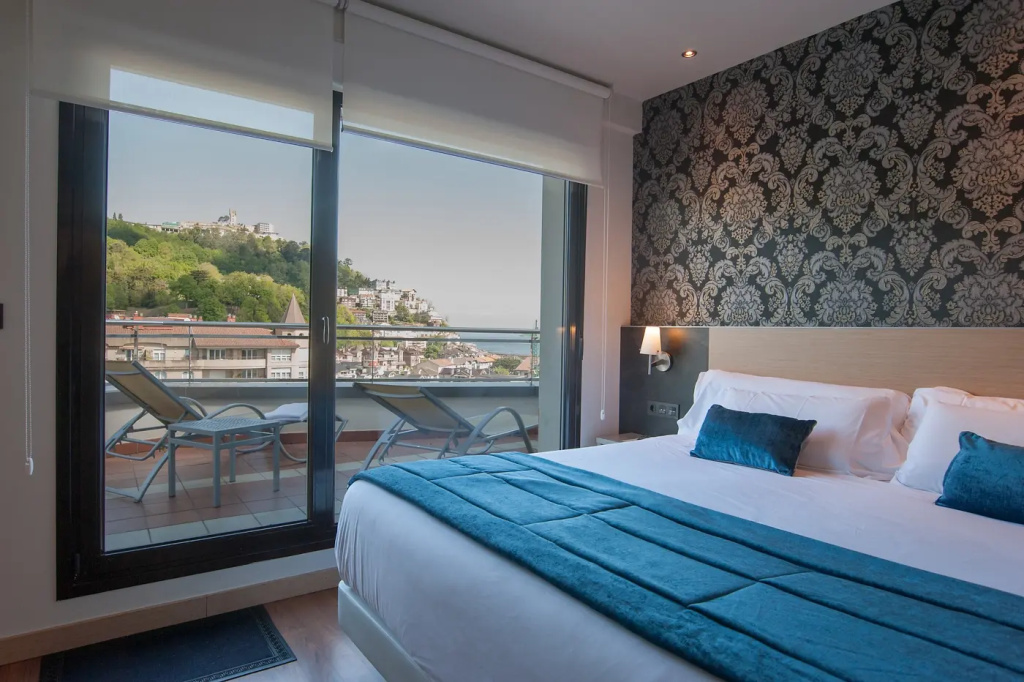 Classic Double room with sea view (full double bed)