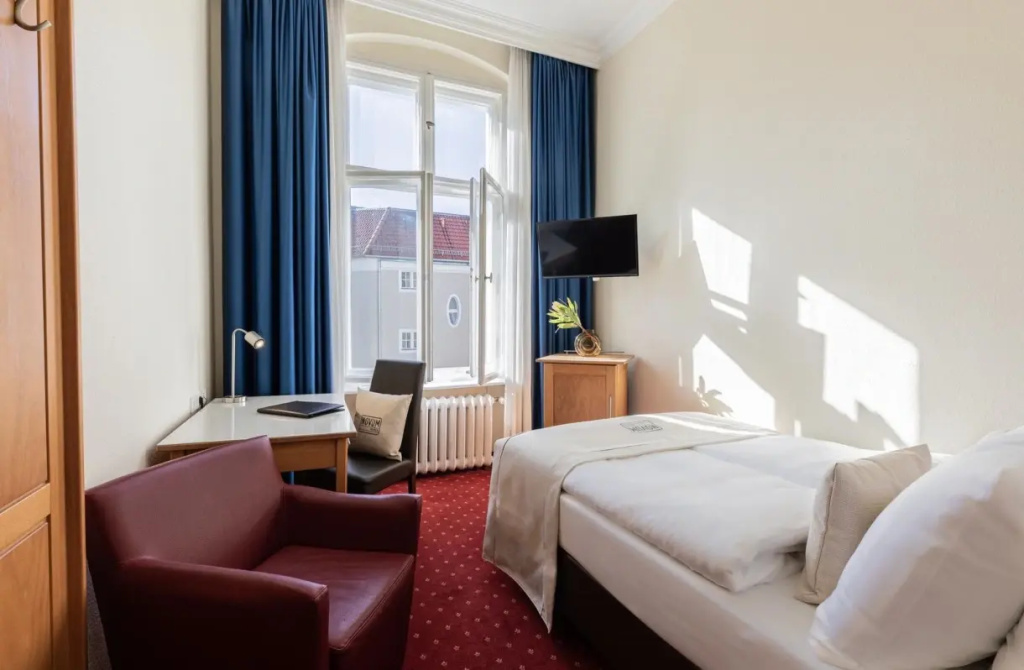 Queensize Double room (full double bed)