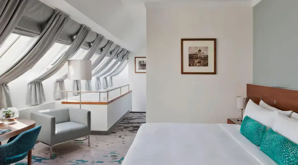1 Bedroom Duplex Top Floor M Club Lounge Access Double Suite (full double bed)