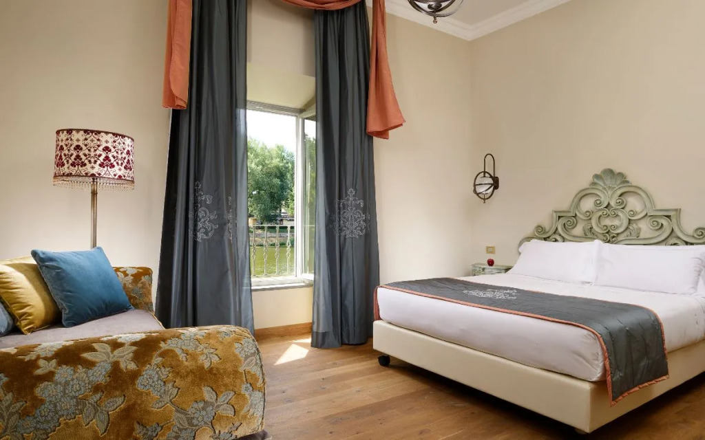Двухместный люкс вид на реку Арно двуспальная кровать в Hotel Ville sull'Arno
