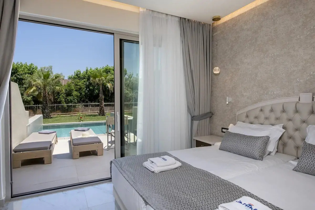 Double Junior Suite with individual pool (twin beds)