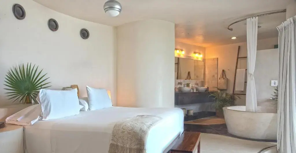 Double Master Suite full double bed
