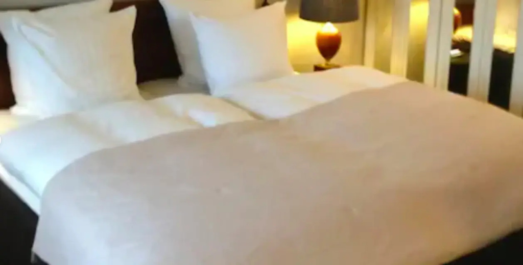 Double Suite full double bed