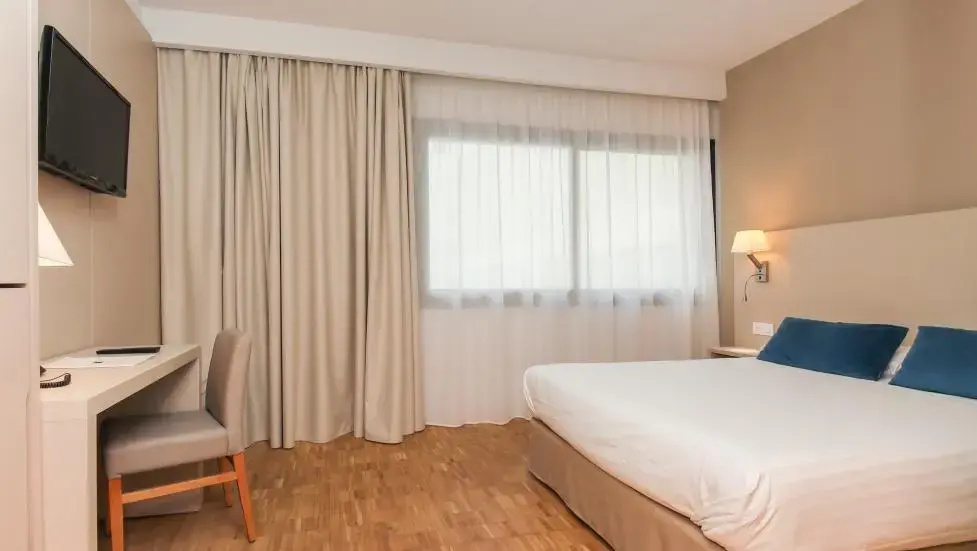 Deluxe Double room (full double bed)