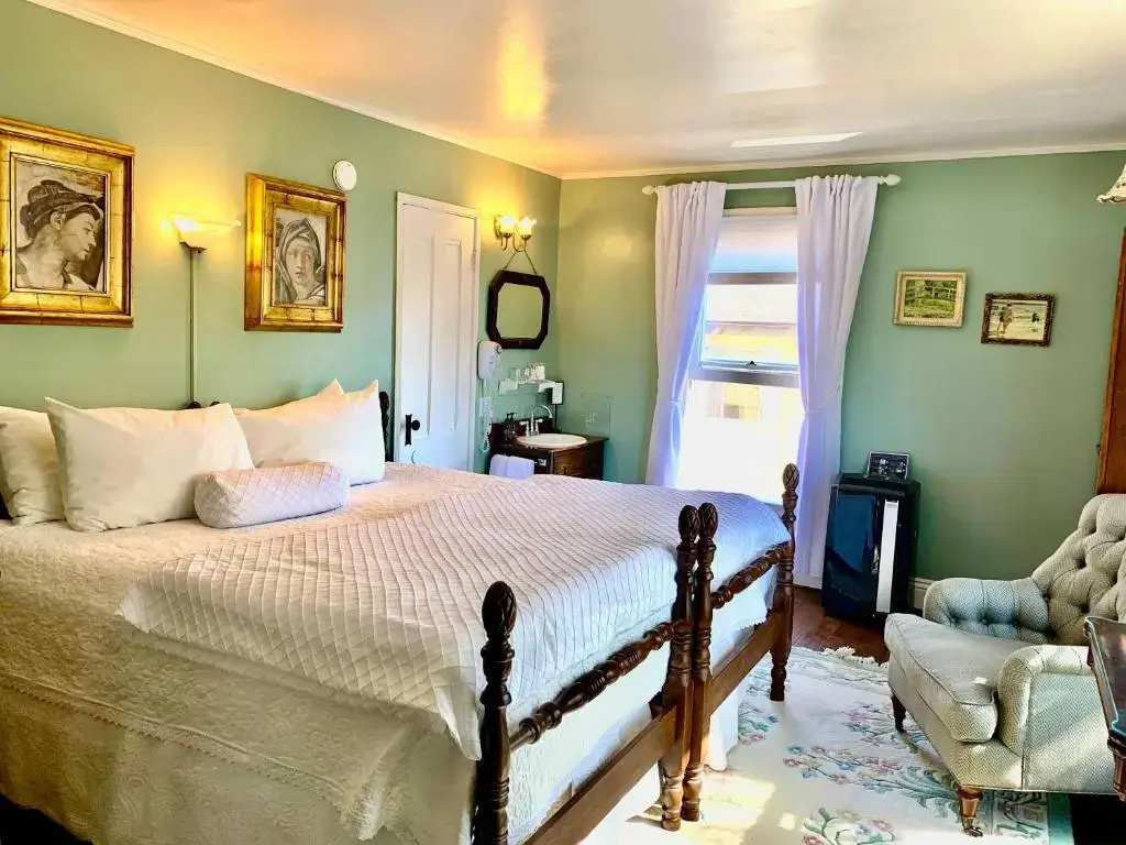 Abigail Double room (full double bed)