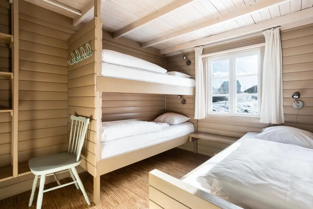 2 Bedrooms Traditional Cottage with water view