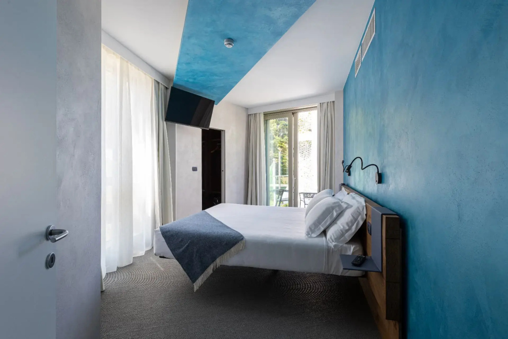 With Terrace and outdoor Jacuzzi Double Suite (full double bed)