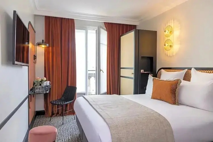 Classic Double room with street view (full double bed)