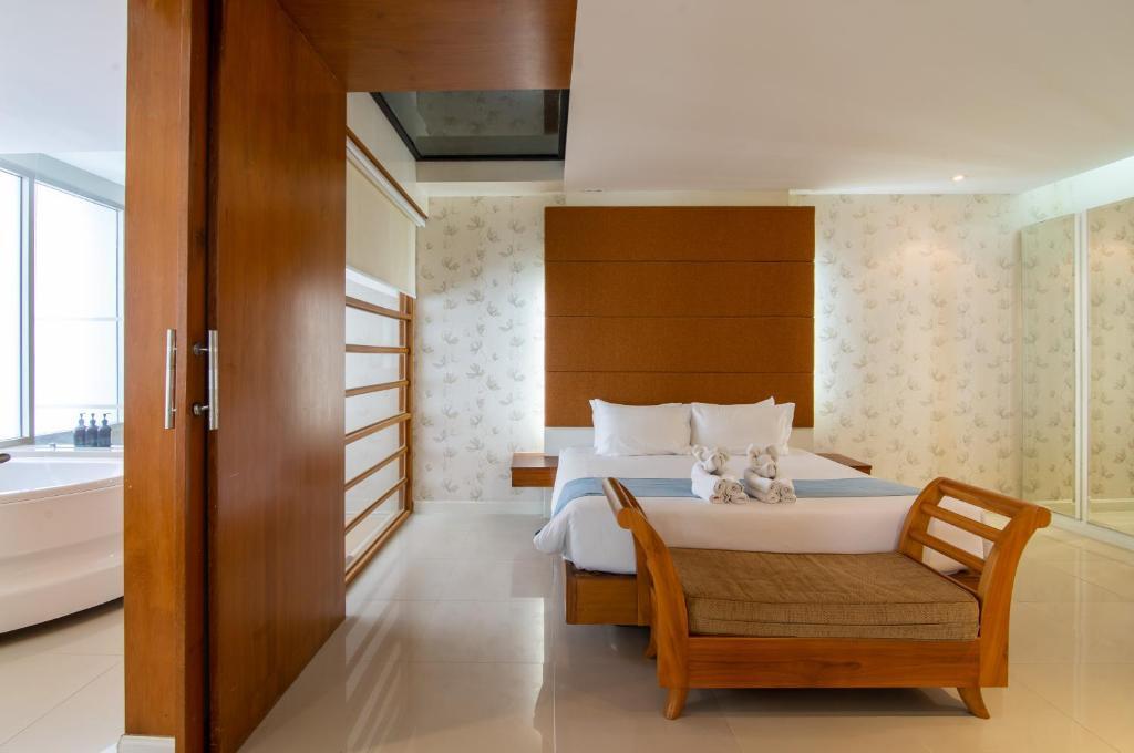Люкс с 2 комнатами с видом на море в Royal Beach View Suites
