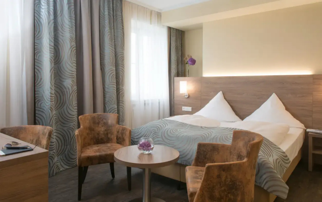 Large Double room (full double bed)