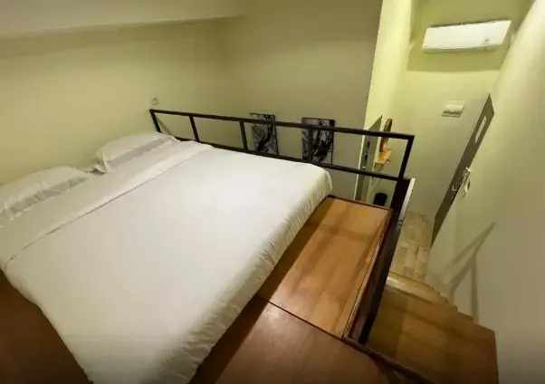 Deluxe (No Window) Family room