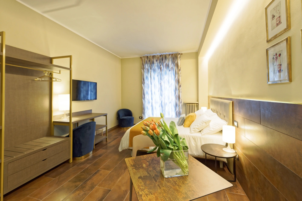 Red No. 6 Double Studio (full double bed)