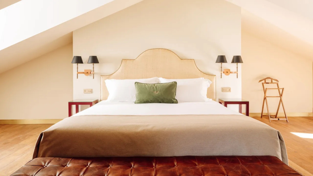 Double Attic Suite (full double bed)