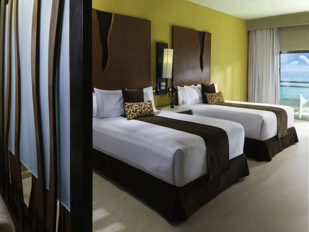 Swim Up Quadruple Suite oceanfront