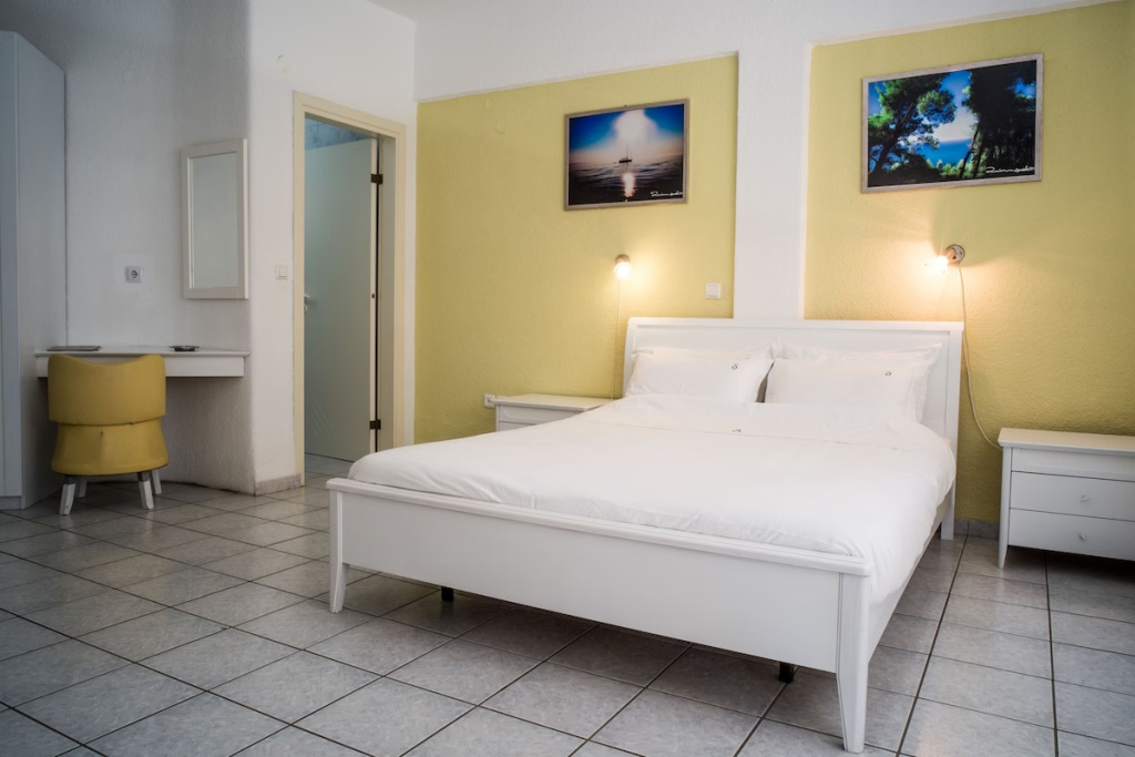 Double room (full double bed)