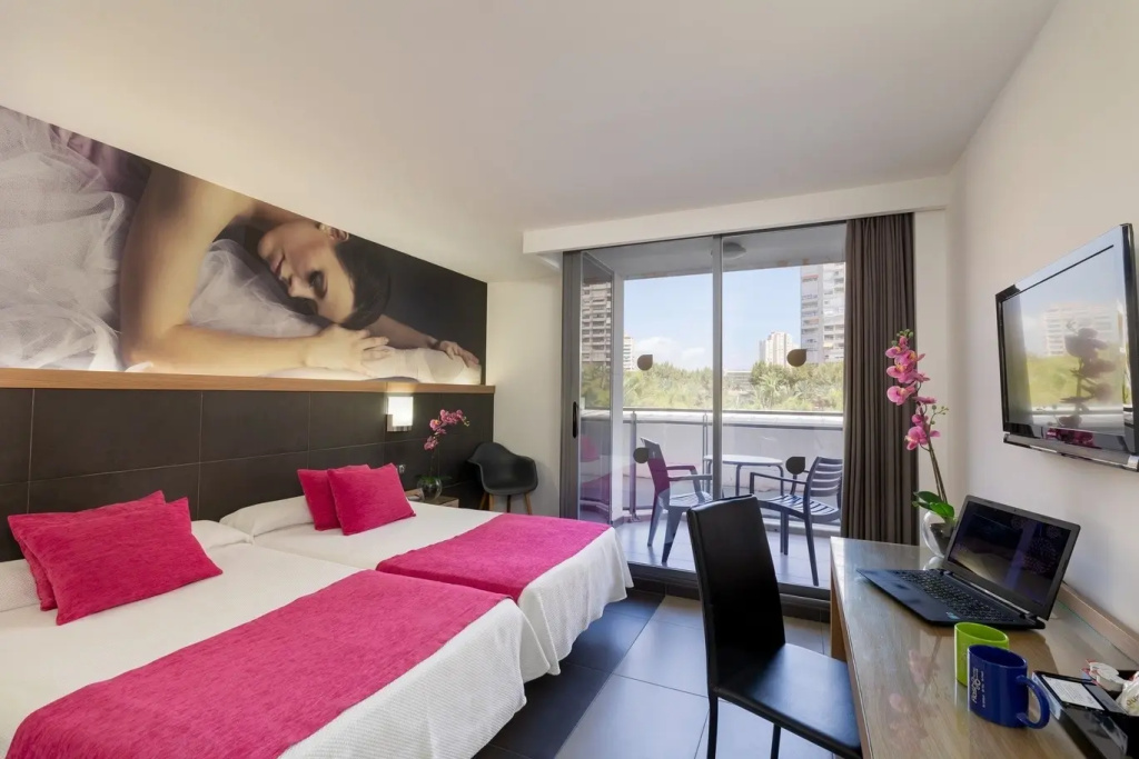 Be Unique Double room with balcony (full double bed)