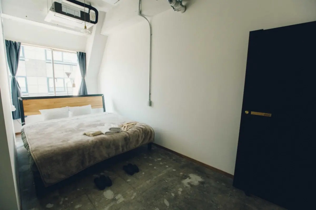 Large Double room (full double bed)
