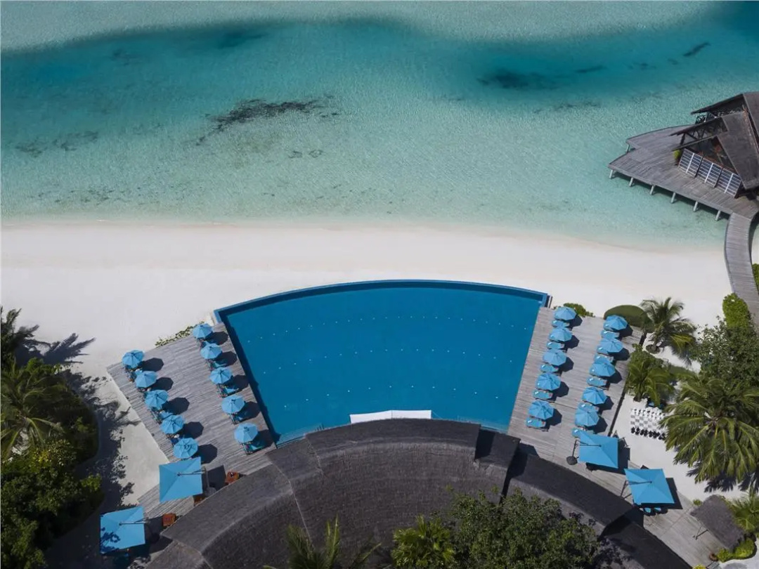 Anantara Dhigu Maldives Resort — the pool