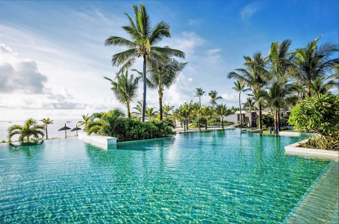 Long Beach Mauritius — the pool