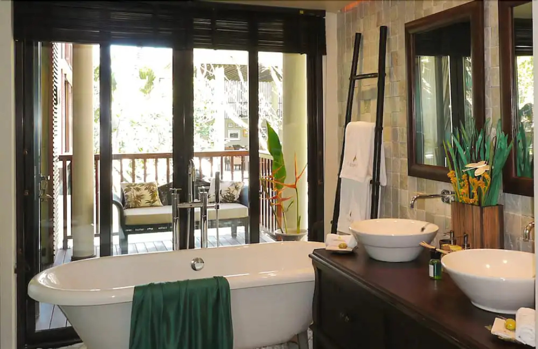 Dhevatara Beach Hotel — a bathroom